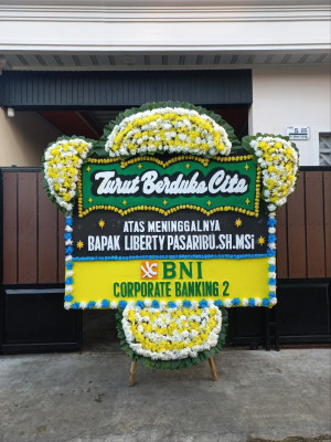 Papan Bunga Duka di Pasar Kliwon