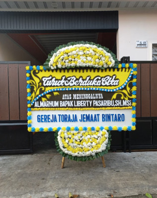 Papan Bunga Duka di Pasar Kliwon