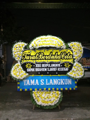 Papan Bunga Duka di Pasar Kliwon