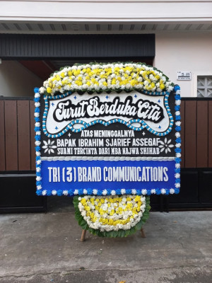 Papan Bunga Duka di Pasar Kliwon